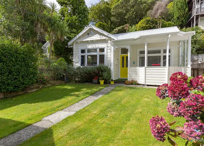 Peaceful & Private City Cottage With Carparks