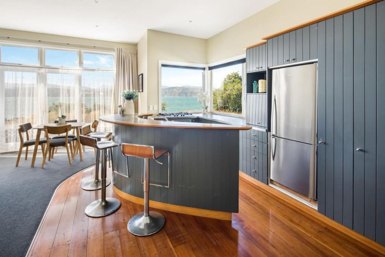 Waterfront 2-bed Cottage, Karaka Bays * Wellington