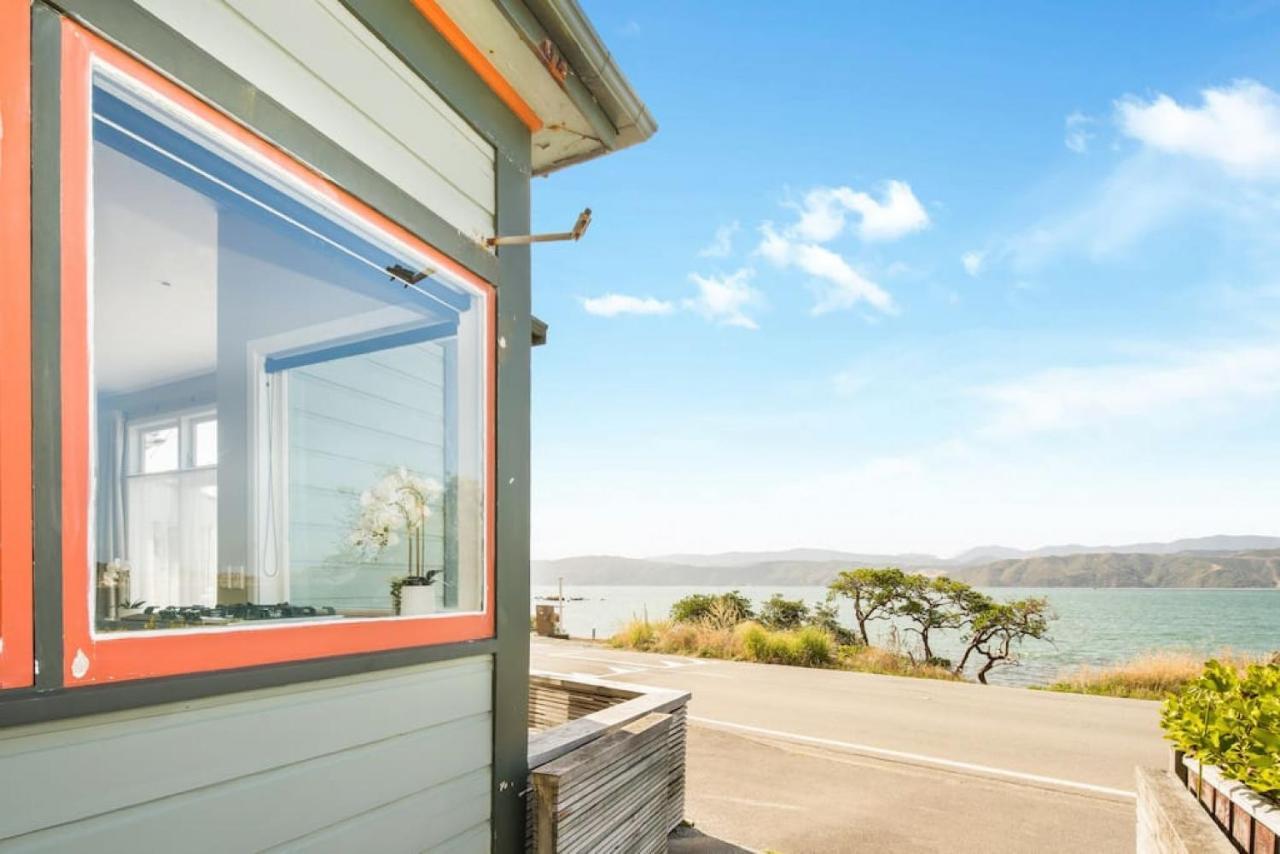 Waterfront 2-bed Cottage, Karaka Bays Holiday home *
