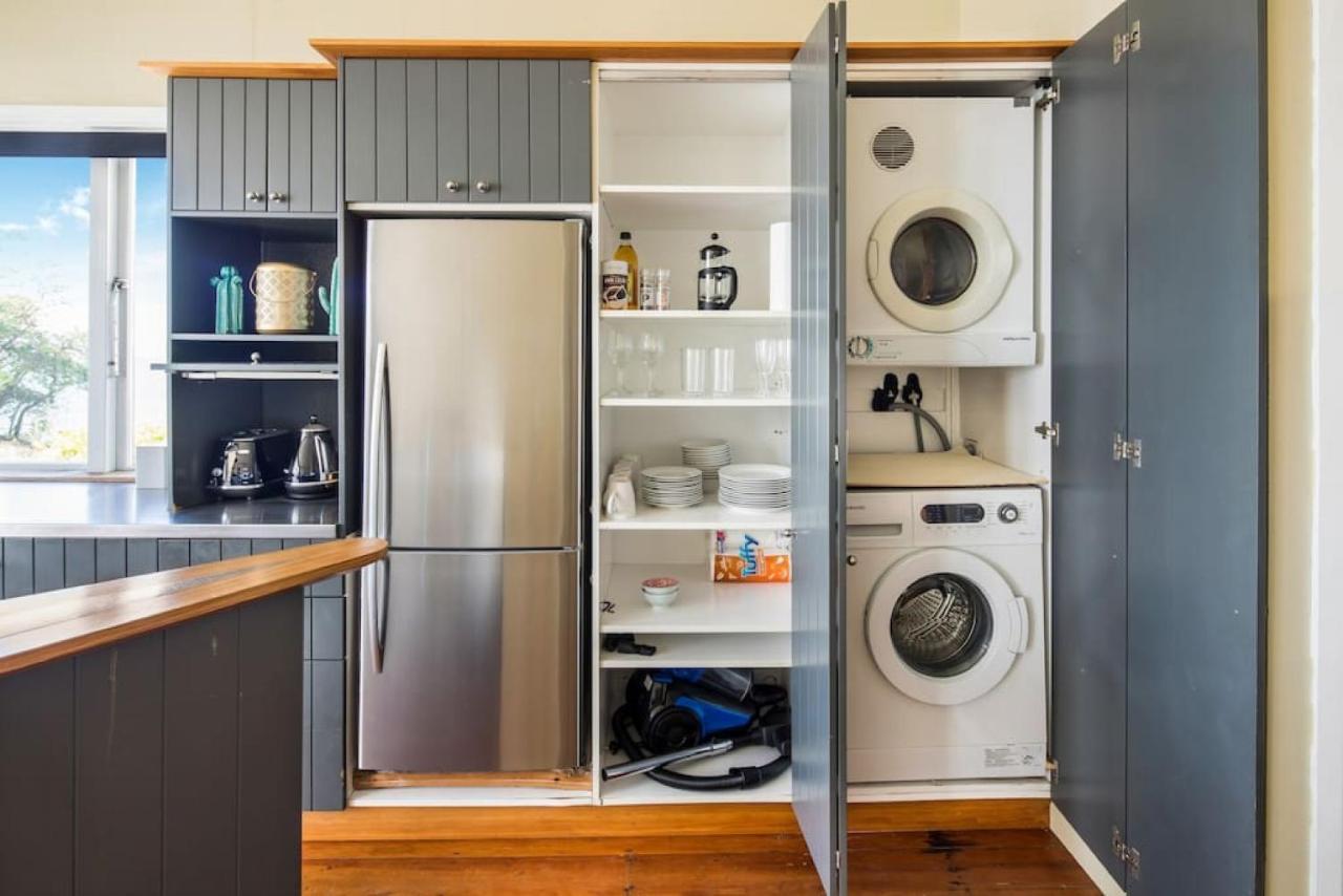 Waterfront 2-bed Cottage, Karaka Bays Wellington