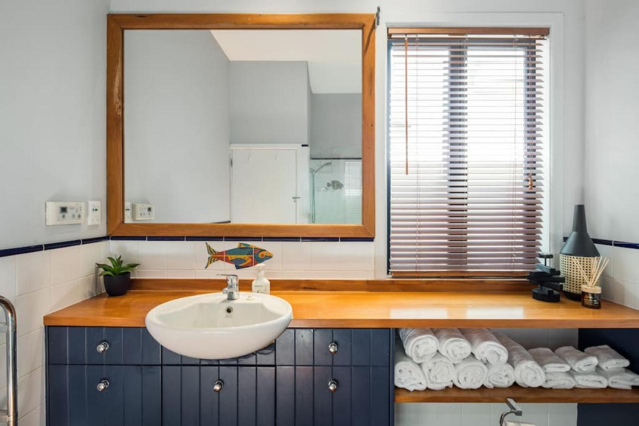 Holiday home Waterfront 2-bed Cottage, Karaka Bays *