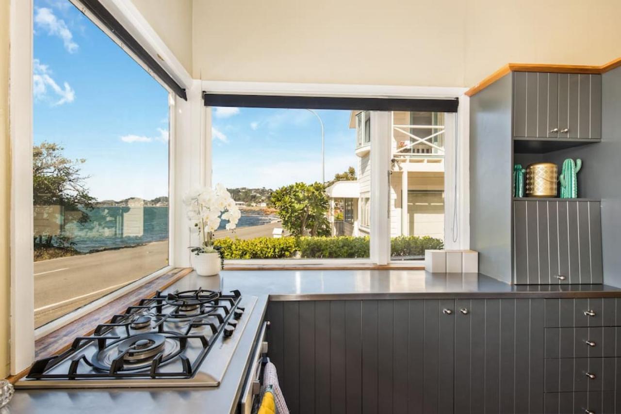 Waterfront 2-bed Cottage, Karaka Bays * Wellington