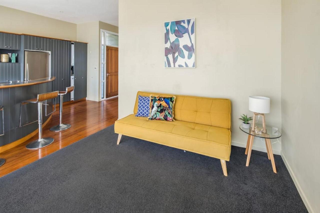 Waterfront 2-bed Cottage, Karaka Bays Wellington