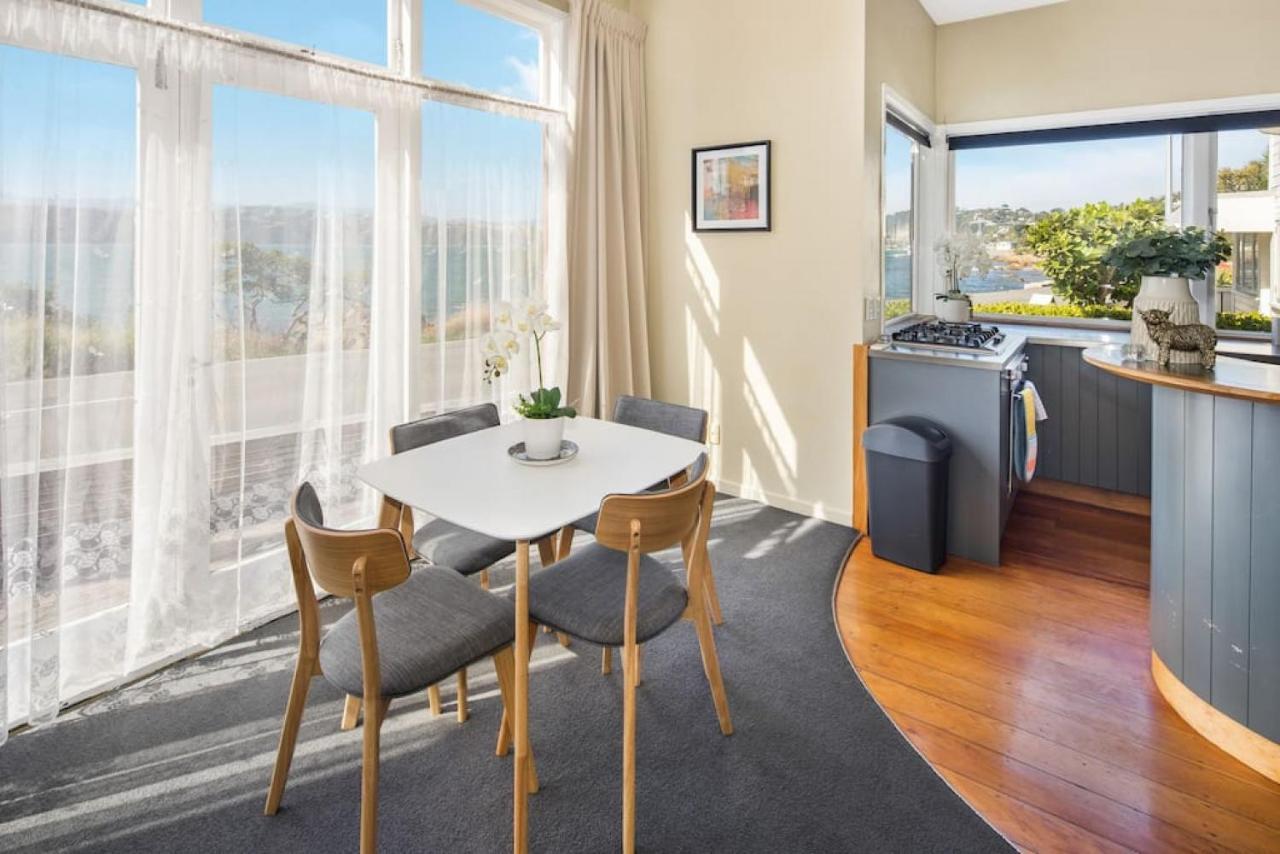 Waterfront 2-bed Cottage, Karaka Bays Holiday home