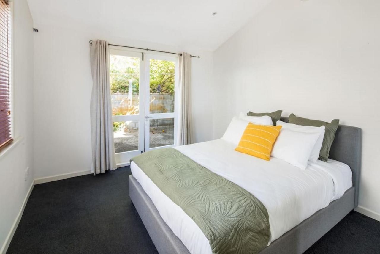 Waterfront 2-bed Cottage, Karaka Bays Holiday home *