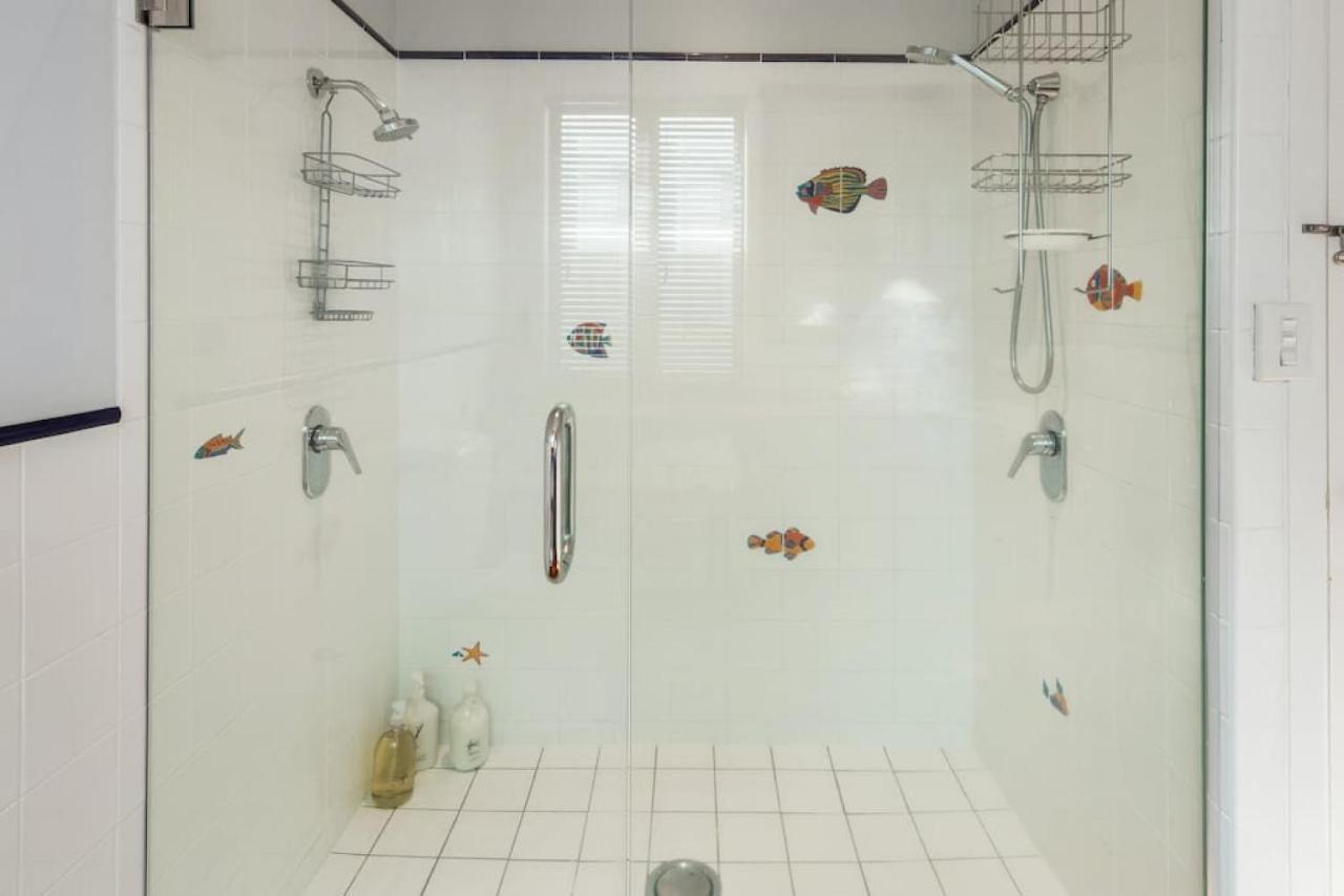 Waterfront 2-bed Cottage, Karaka Bays Holiday home