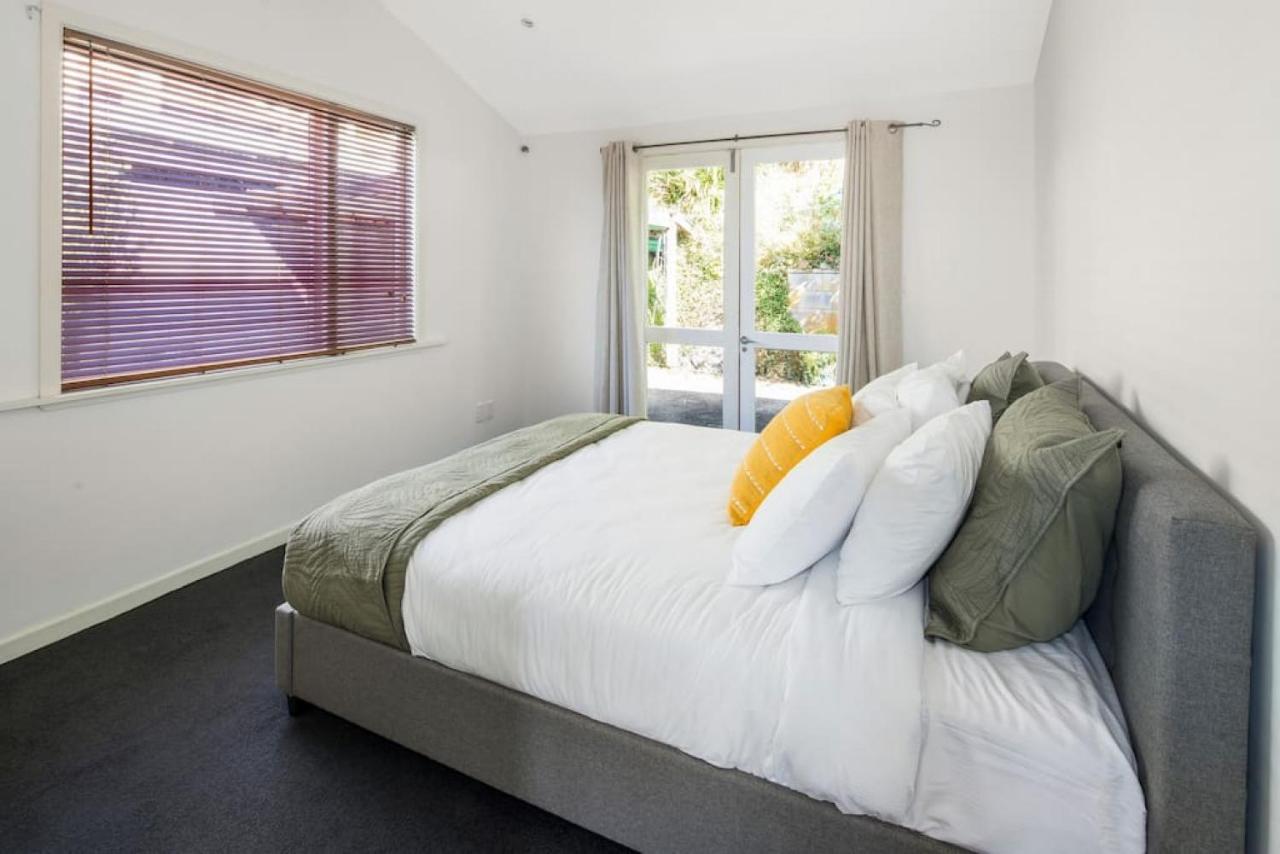Waterfront 2-bed Cottage, Karaka Bays * Wellington