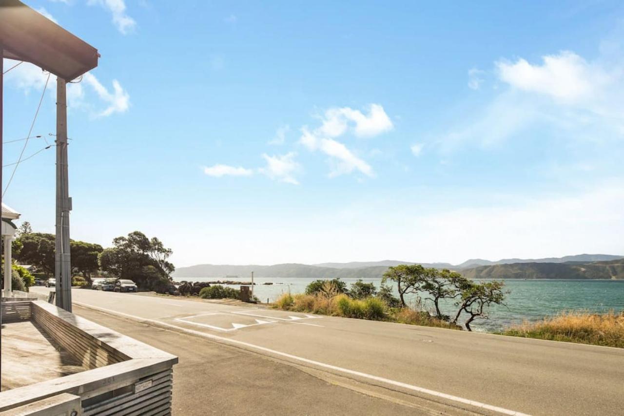 Waterfront 2-bed Cottage, Karaka Bays Holiday home *