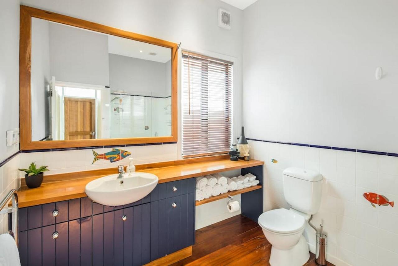 Waterfront 2-bed Cottage, Karaka Bays Holiday home Wellington