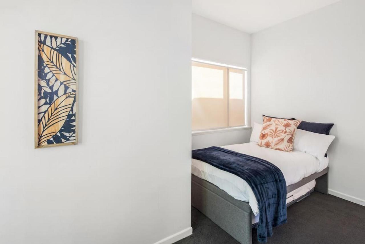 Waterfront 2-bed Cottage, Karaka Bays Holiday home