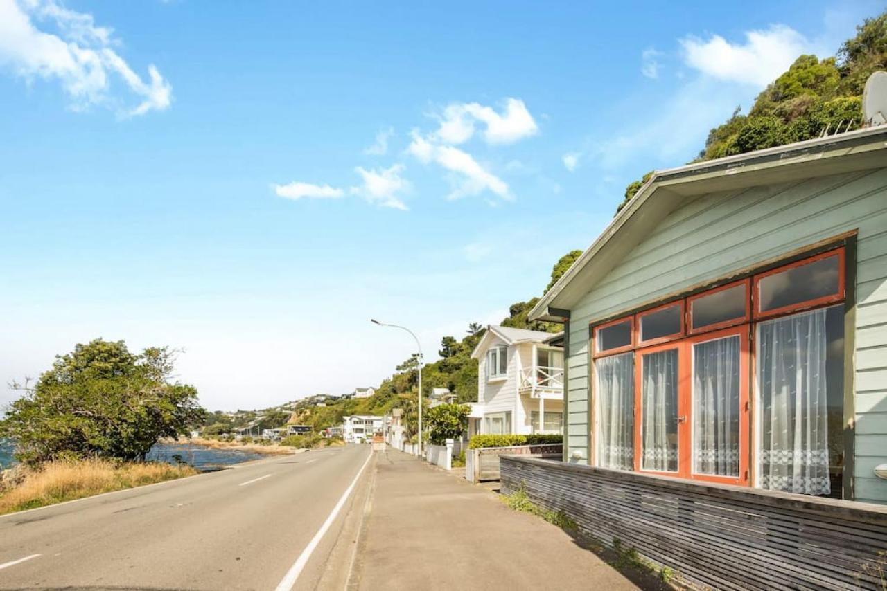 Waterfront 2-bed Cottage, Karaka Bays Holiday home Wellington