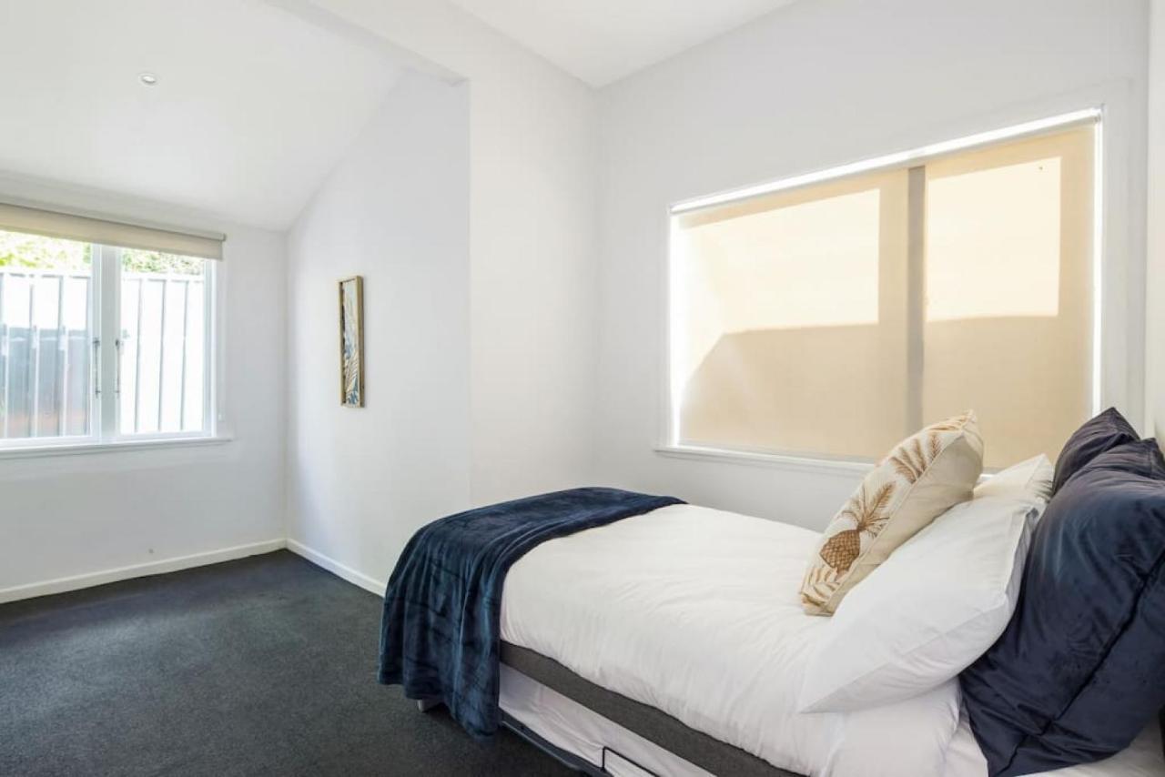 Waterfront 2-bed Cottage, Karaka Bays Holiday home *