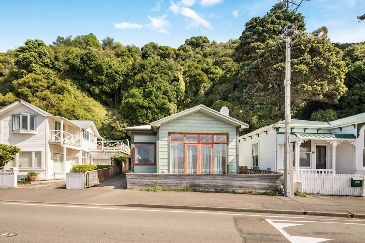 Waterfront 2-bed Cottage, Karaka Bays * Wellington