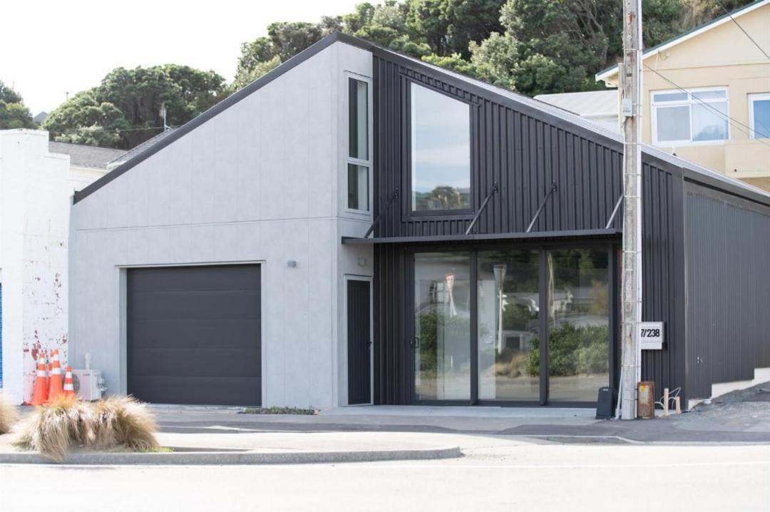 Modern & Cosy Studio Unit On Island Bay Beachfront