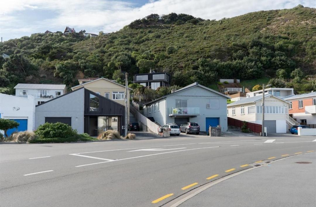 Modern & Cosy Studio Unit On Island Bay Beachfront *