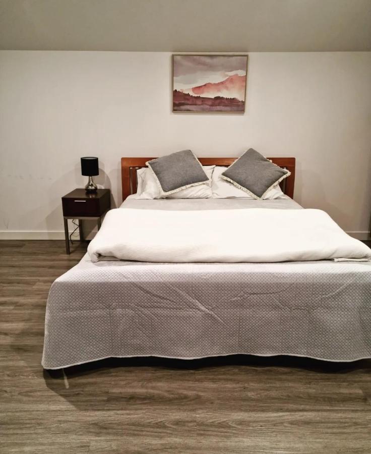 Modern & Cosy Studio Unit On Island Bay Beachfront Apartment *