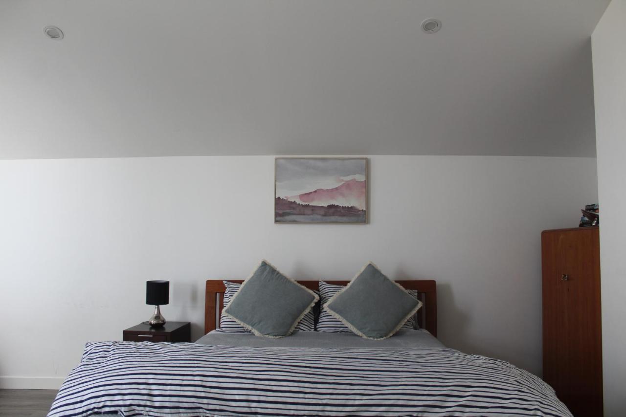 Modern & Cosy Studio Unit On Island Bay Beachfront Apartment *