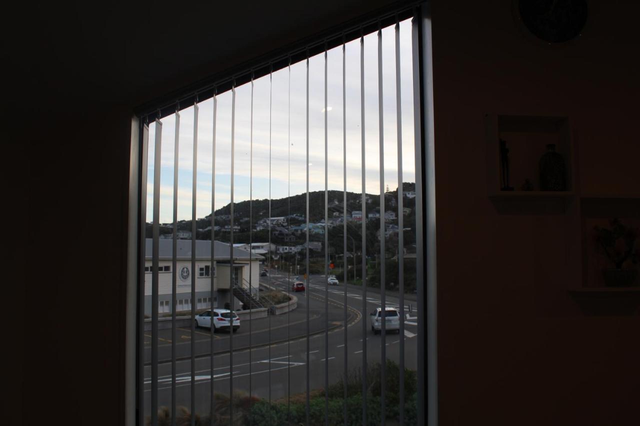 Modern & Cosy Studio Unit On Island Bay Beachfront Apartment *