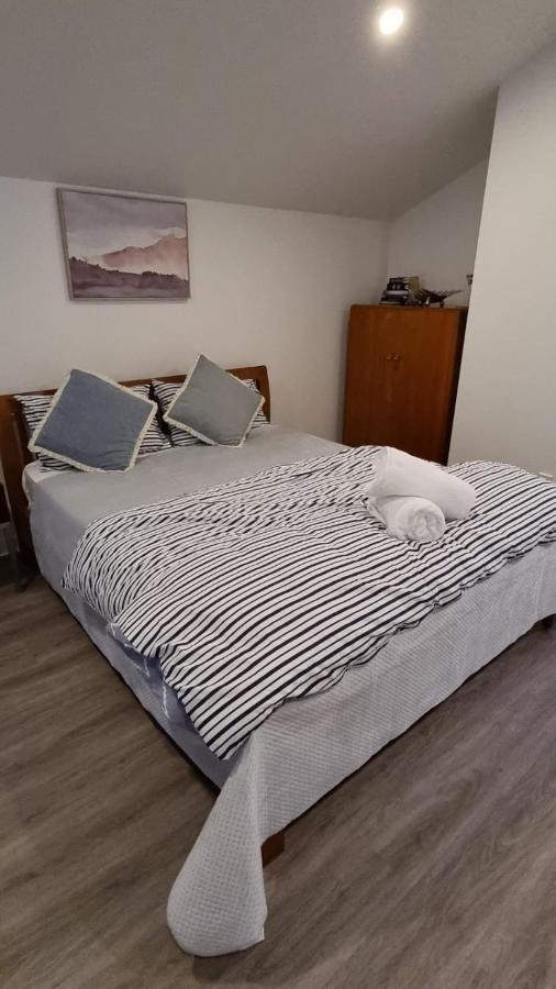 Modern & Cosy Studio Unit On Island Bay Beachfront Apartment *