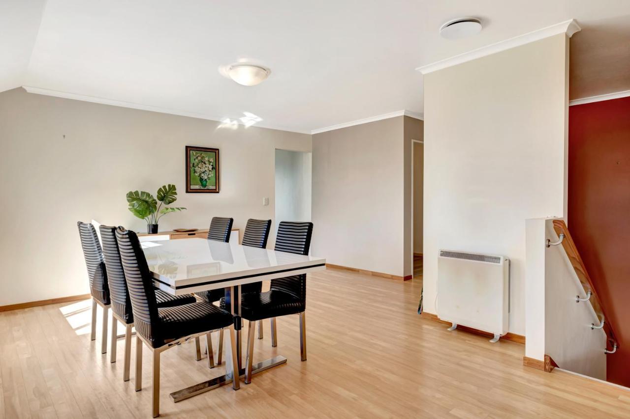 Holiday home Cheerful 4 Bedroom With Free Parking. *