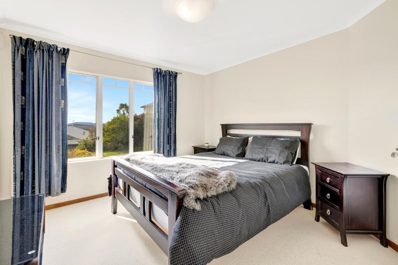Cheerful 4 Bedroom With Free Parking.