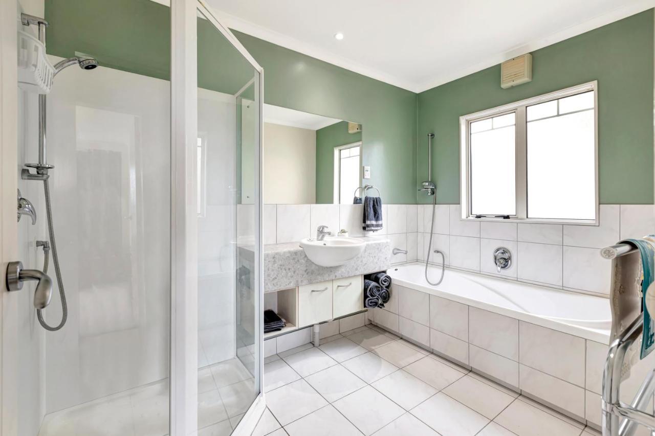 Cheerful 4 Bedroom With Free Parking. Holiday home Wellington