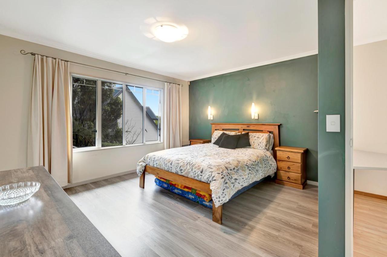Cheerful 4 Bedroom With Free Parking.