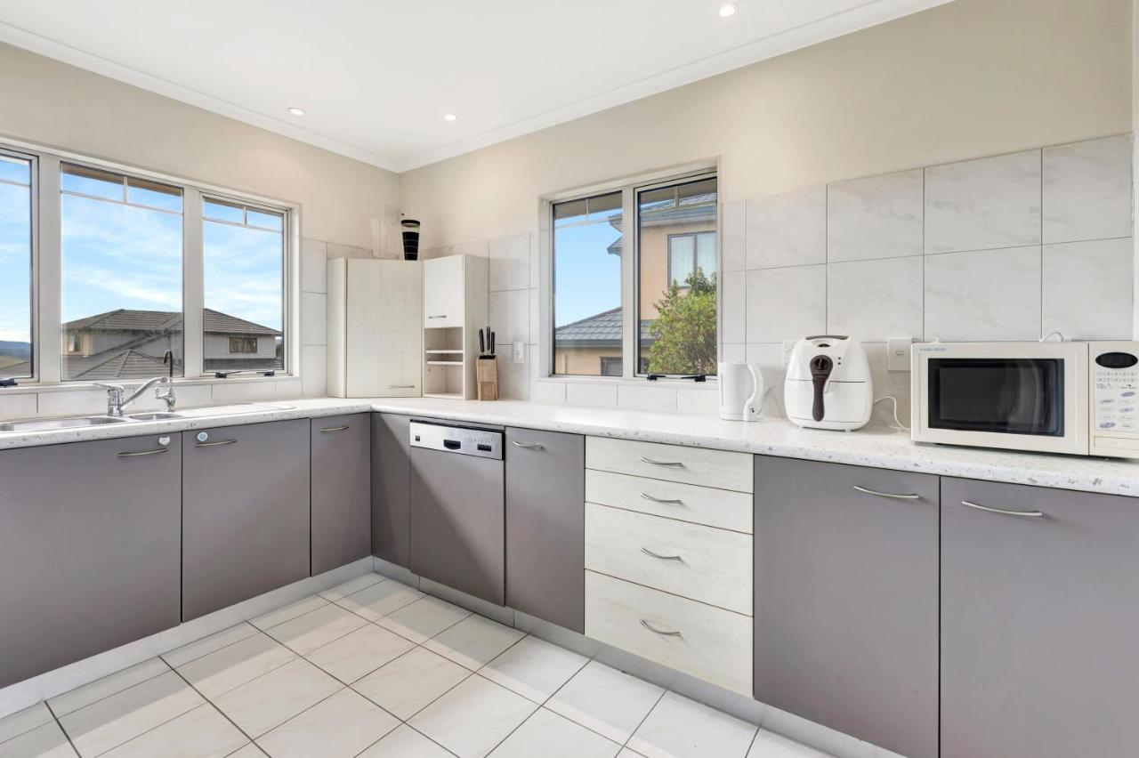 Cheerful 4 Bedroom With Free Parking. Wellington