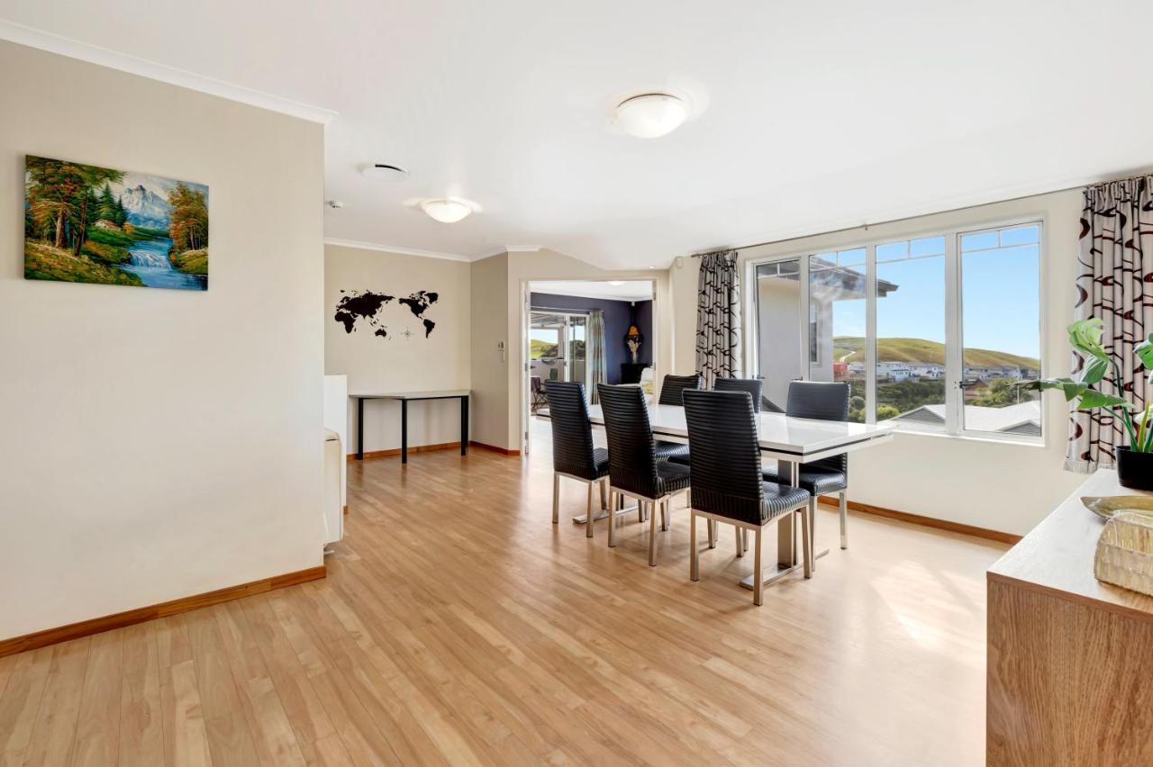 Cheerful 4 Bedroom With Free Parking.