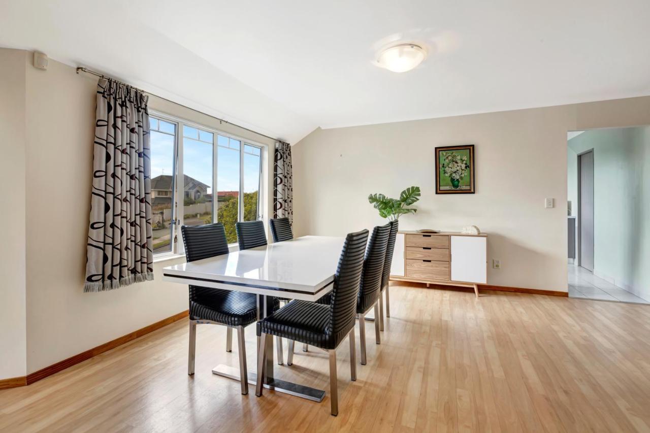 Holiday home Cheerful 4 Bedroom With Free Parking. Wellington