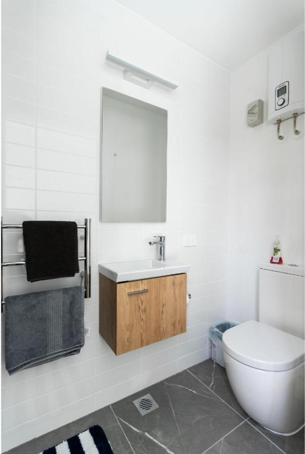 Newly Built Studio In Cbd Apartment *