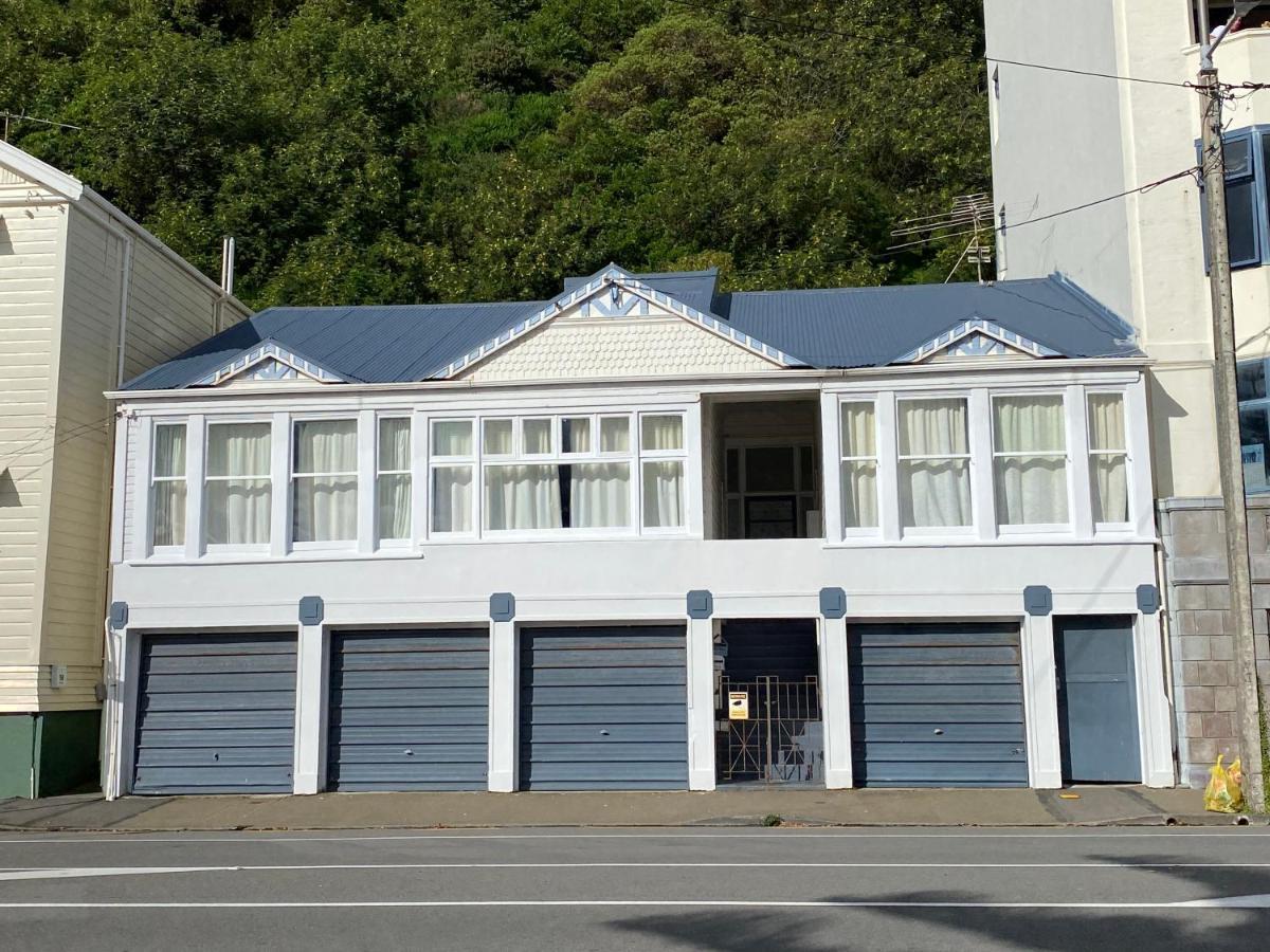 Front House Apartment *