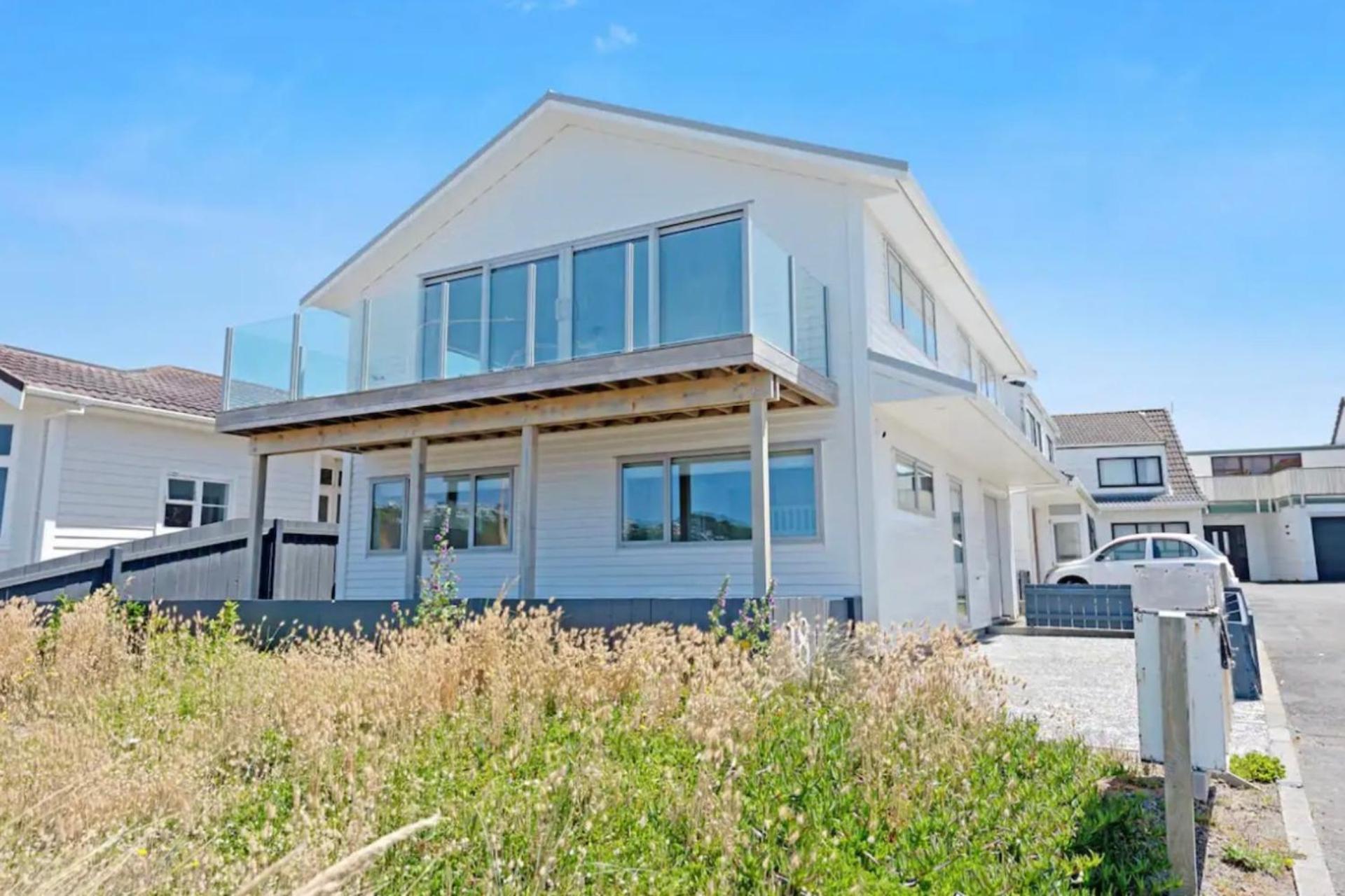 Lyall Bay Parade Apartment Wellington
