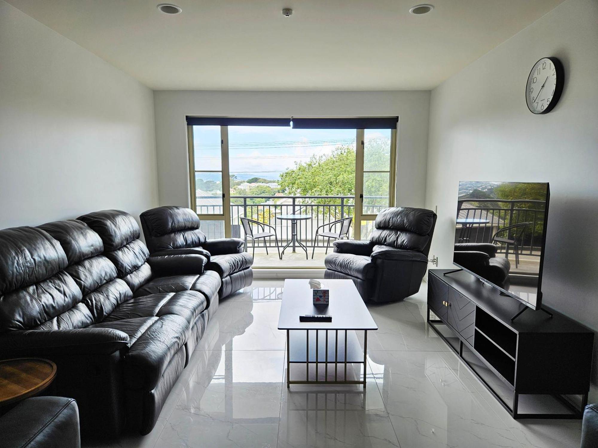 Spacious And Luxury, City Fringe Bliss! Apartment