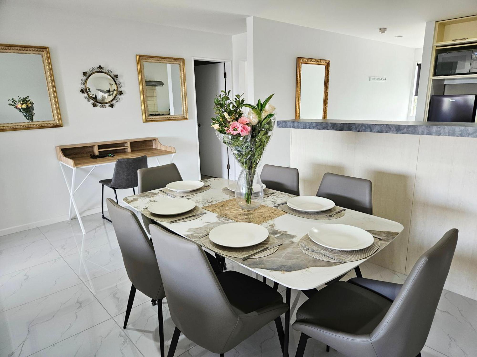 Spacious And Luxury, City Fringe Bliss! *