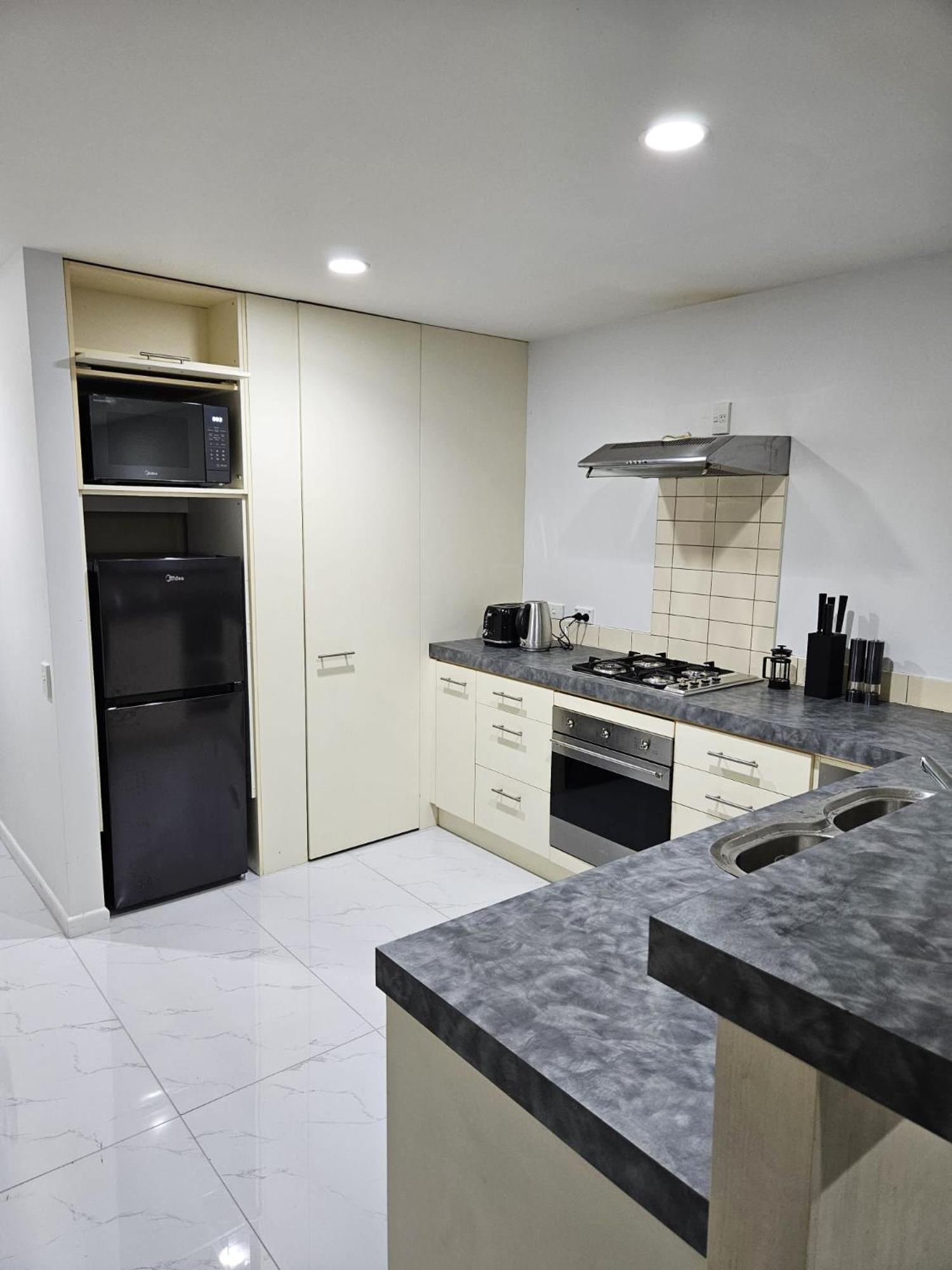 Spacious And Luxury, City Fringe Bliss! Apartment