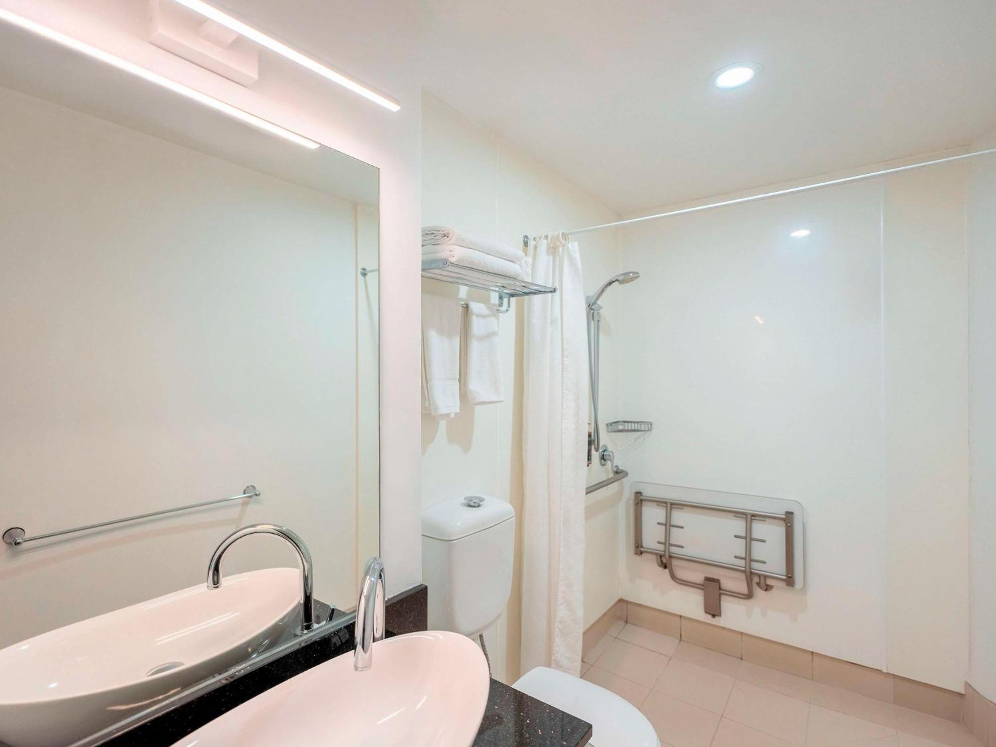 Mercure And 3* Wellington