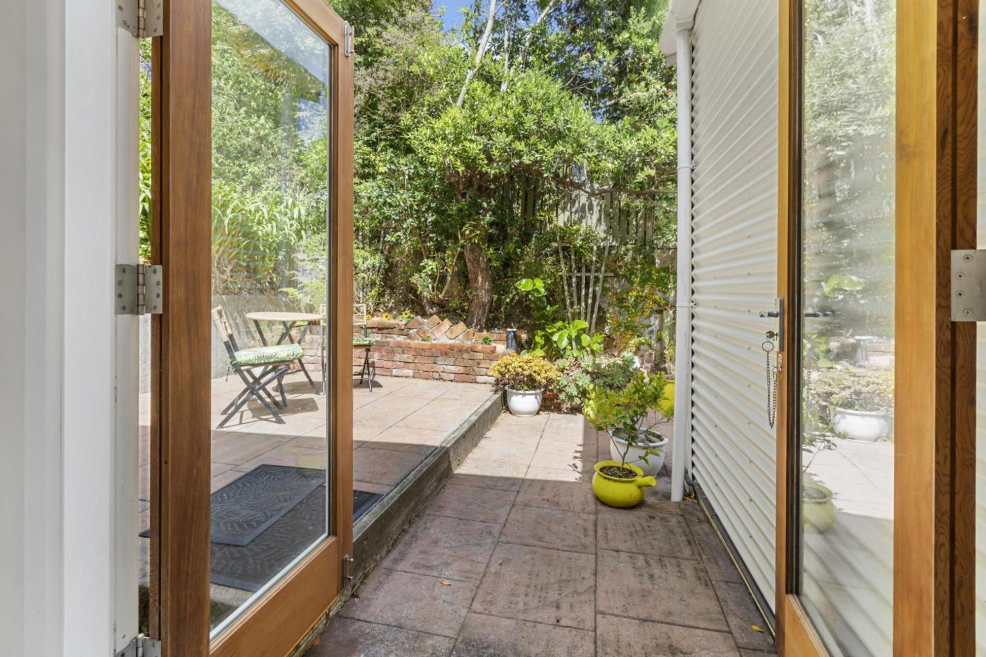 Peaceful & Private With Carparks Holiday home Wellington
