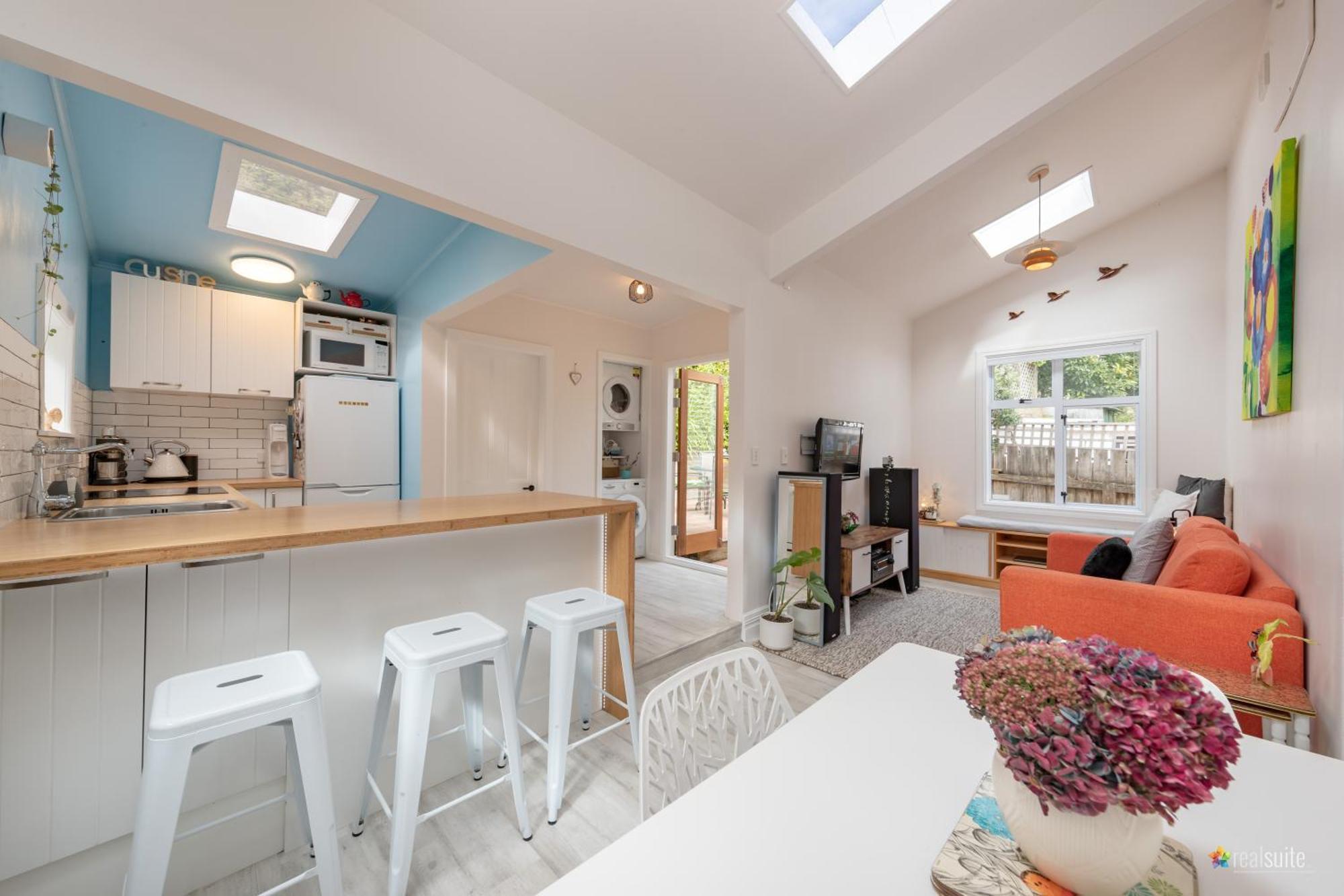 Peaceful & Private With Carparks Holiday home Wellington