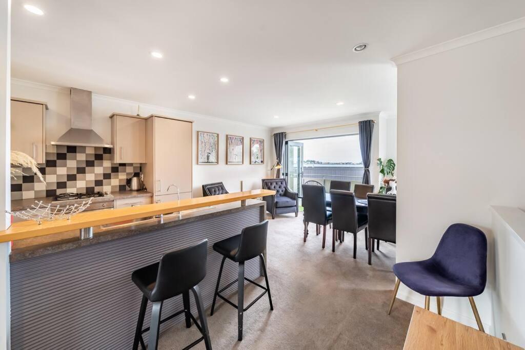 Seaside Escape, Your Coastal Getaway Wellington