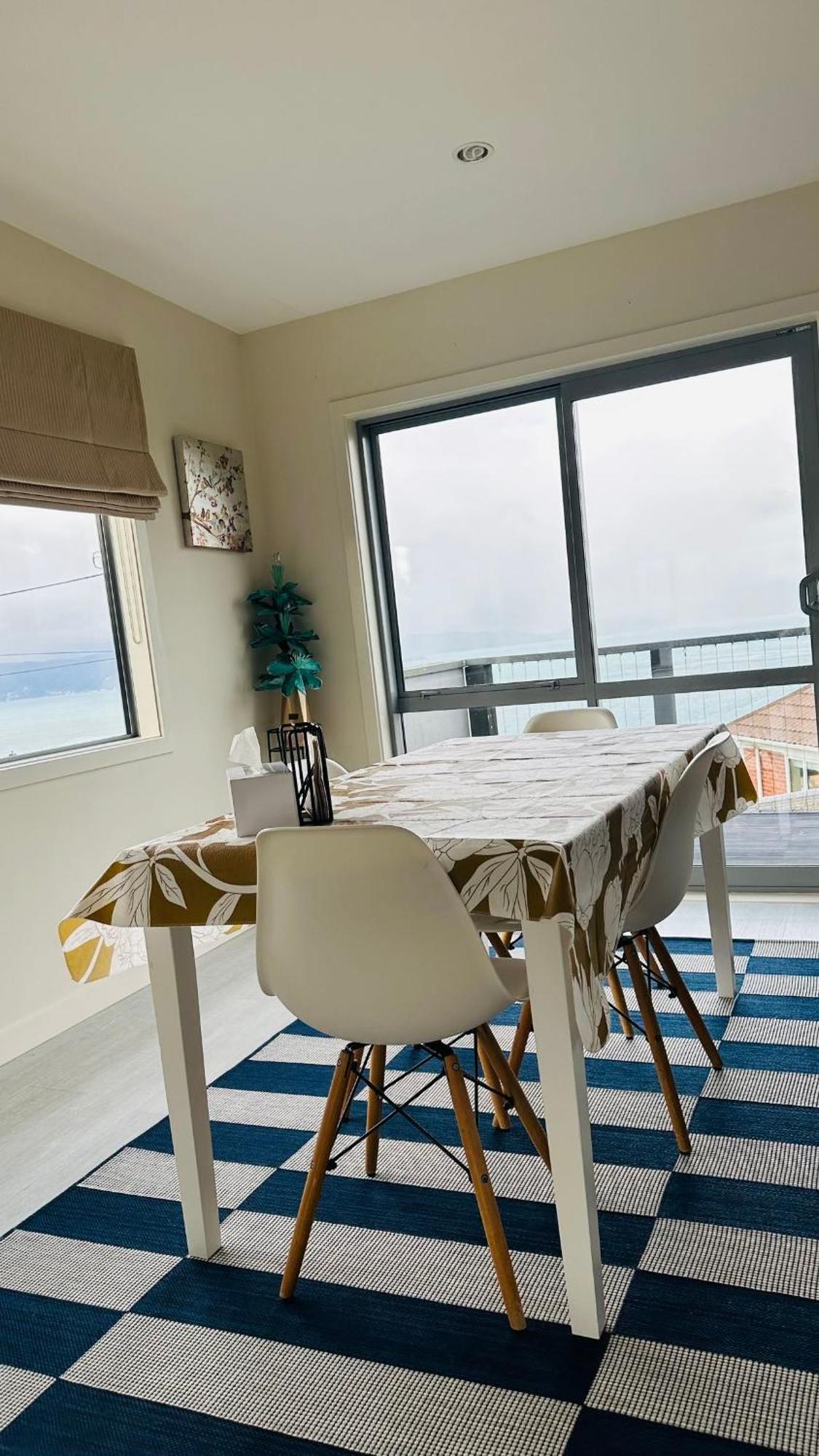 Homestay Sea Views From Sunny House Wellington