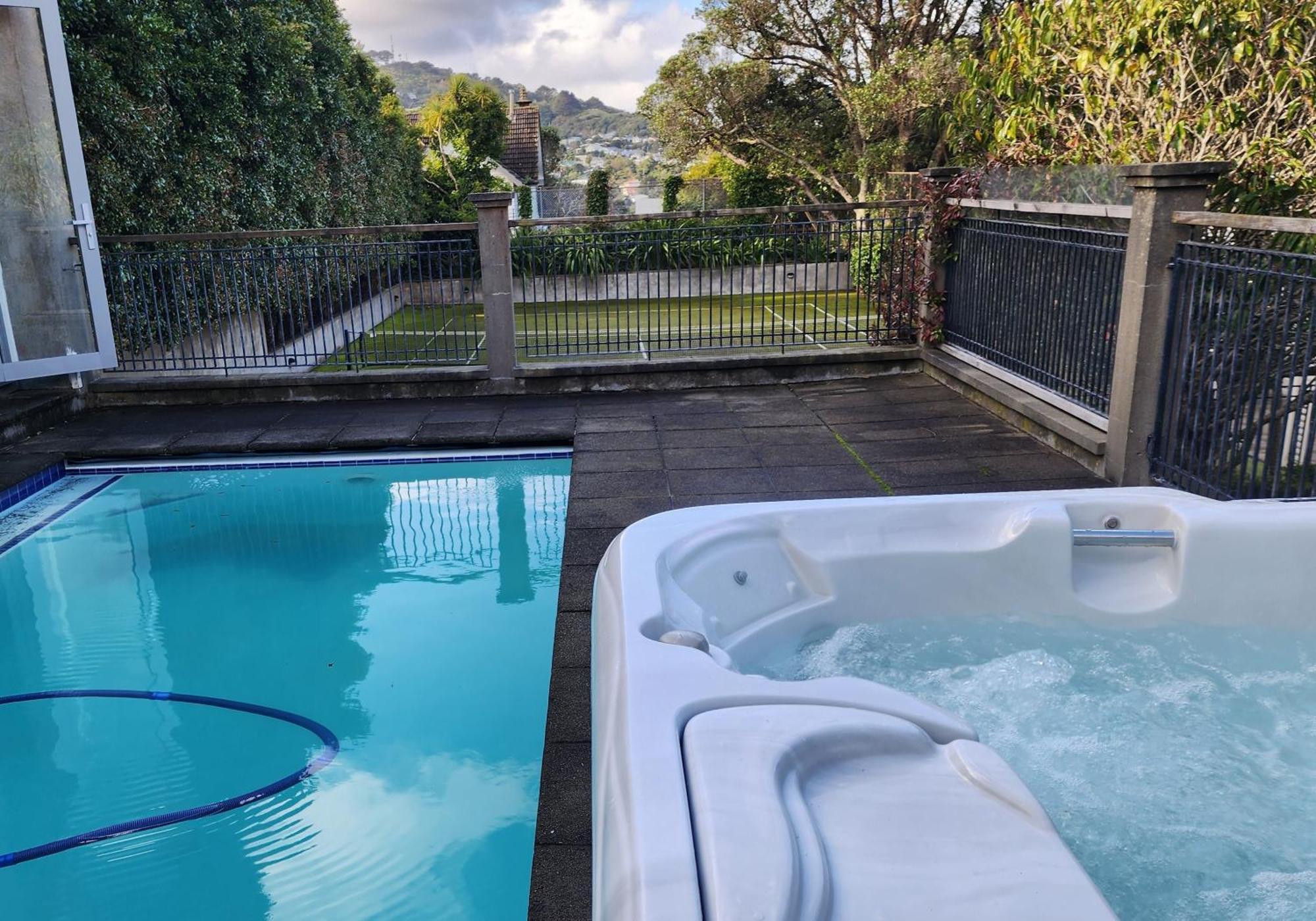 With Hot Tub, Heated Pool & Tennis Court Holiday home *