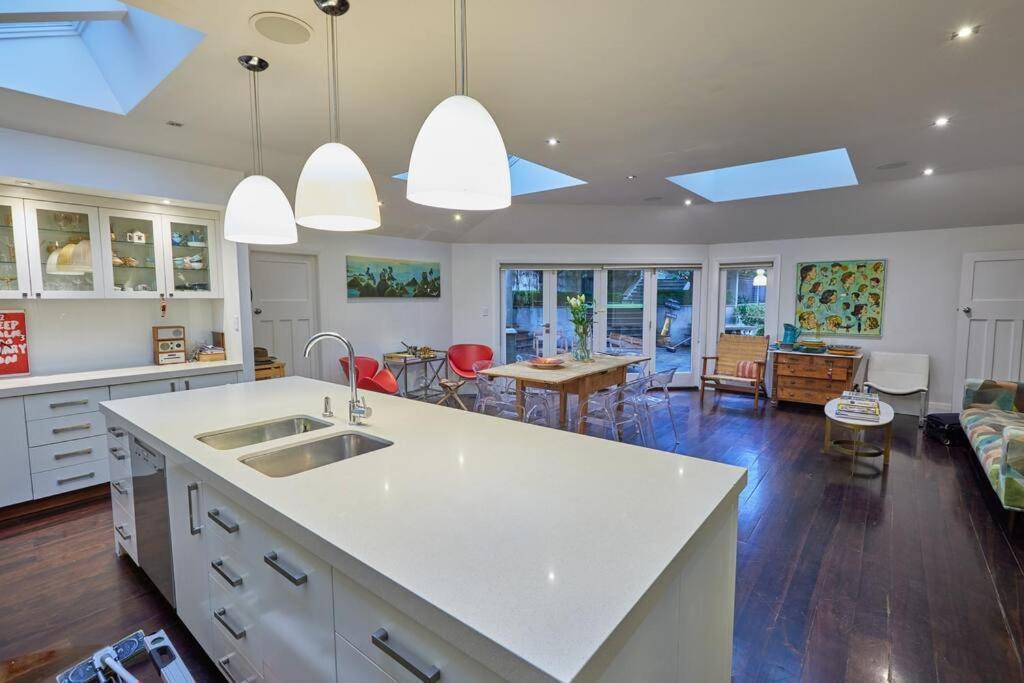 With Hot Tub, Heated Pool & Tennis Court Wellington