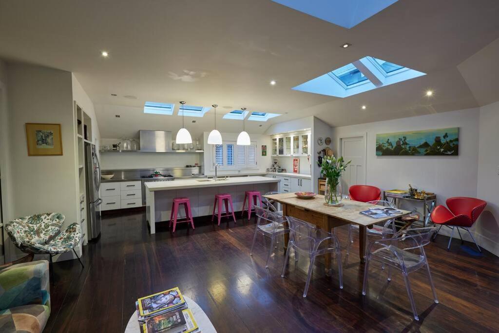 With Hot Tub, Heated Pool & Tennis Court Holiday home Wellington