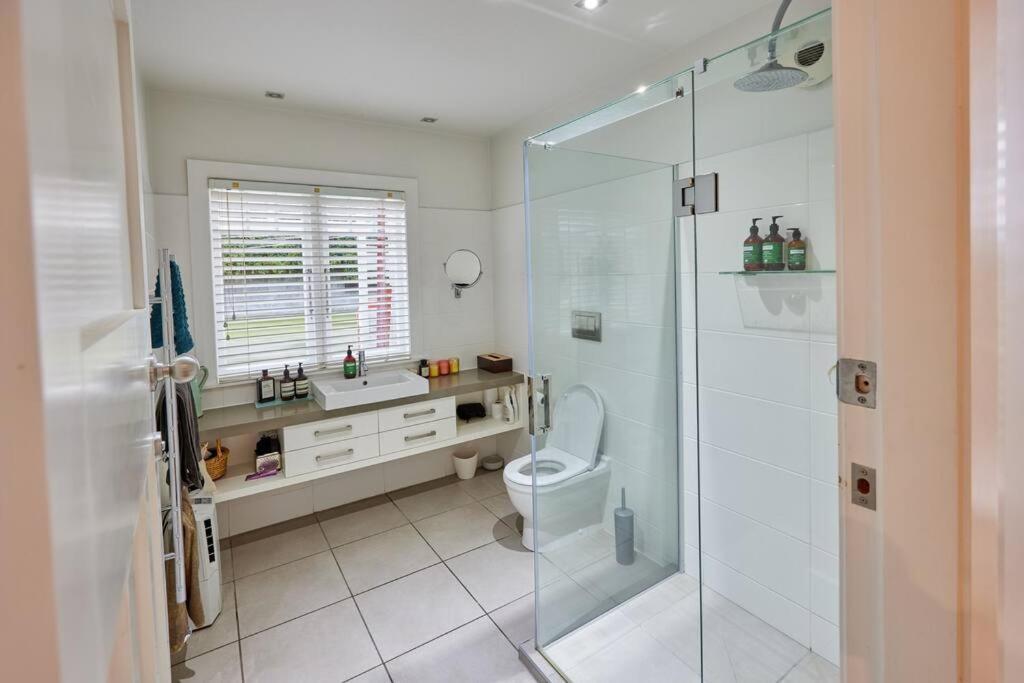 With Hot Tub, Heated Pool & Tennis Court * Wellington