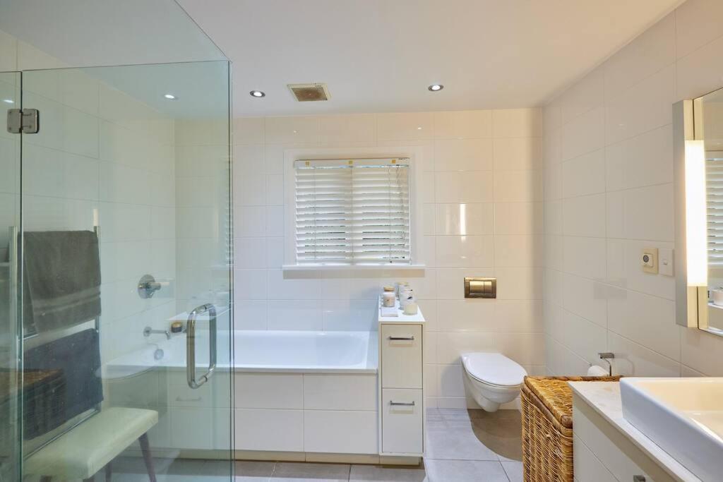 Holiday home With Hot Tub, Heated Pool & Tennis Court Wellington