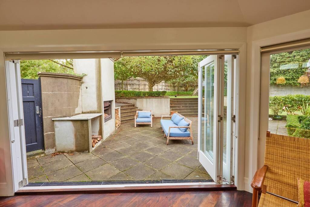 With Hot Tub, Heated Pool & Tennis Court Holiday home *