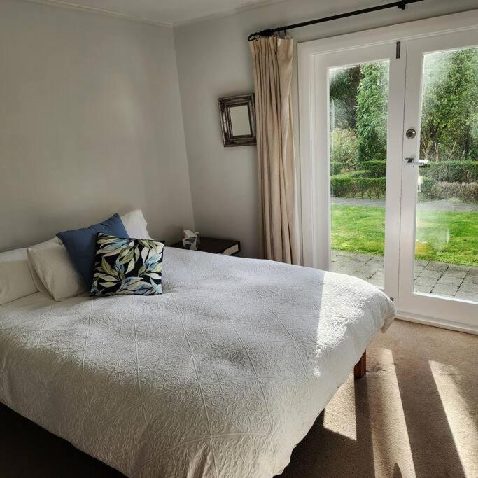 With Hot Tub, Heated Pool & Tennis Court Holiday home Wellington