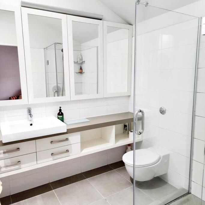 With Hot Tub, Heated Pool & Tennis Court Holiday home *