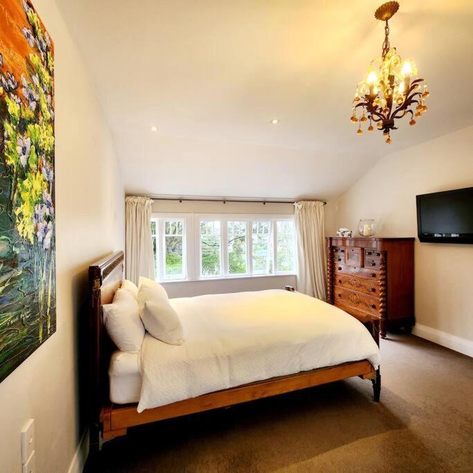 With Hot Tub, Heated Pool & Tennis Court Holiday home Wellington